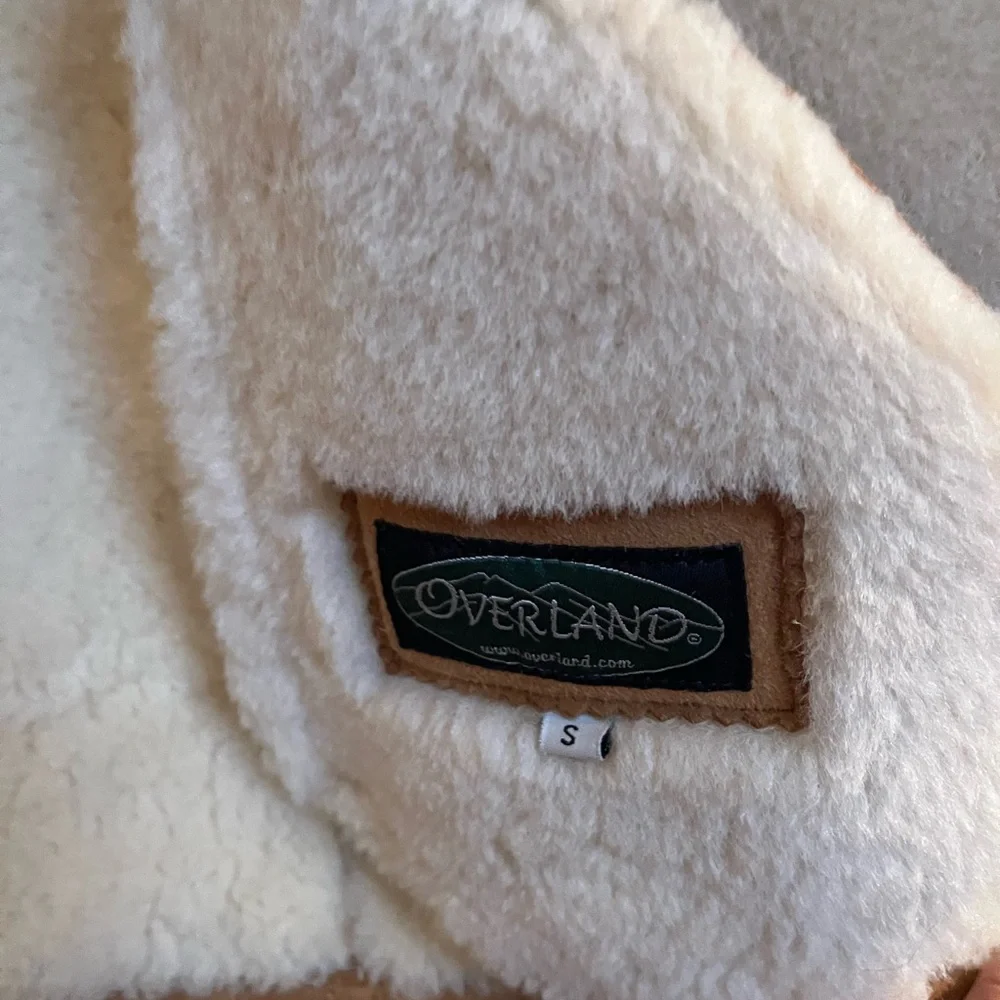 Stylish Tan Shearling Vest with Cream Lining - Picture 3 of 4